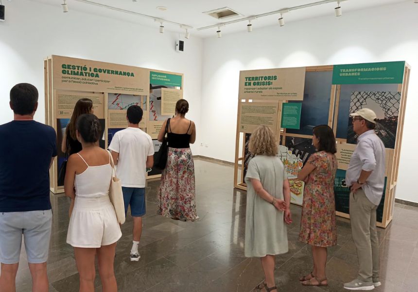Persones visitan l'exposició a la sala Tossal